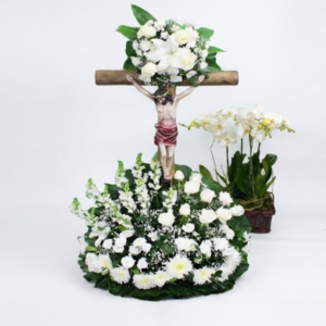 Paquete fúnebre 2: Cristo con flores y orquídeas blancas