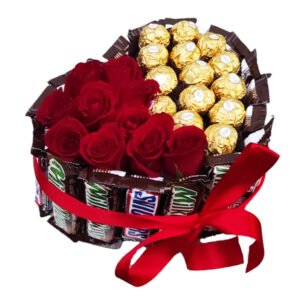 Arreglo de Rosas y Chocolates en Forma de Corazón