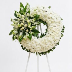 Corona fúnebre blanca medallón rosas perritos follajes - homenaje elegante CDMX