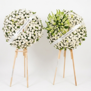 Paquete de dos coronas de condolencias de flores blancas